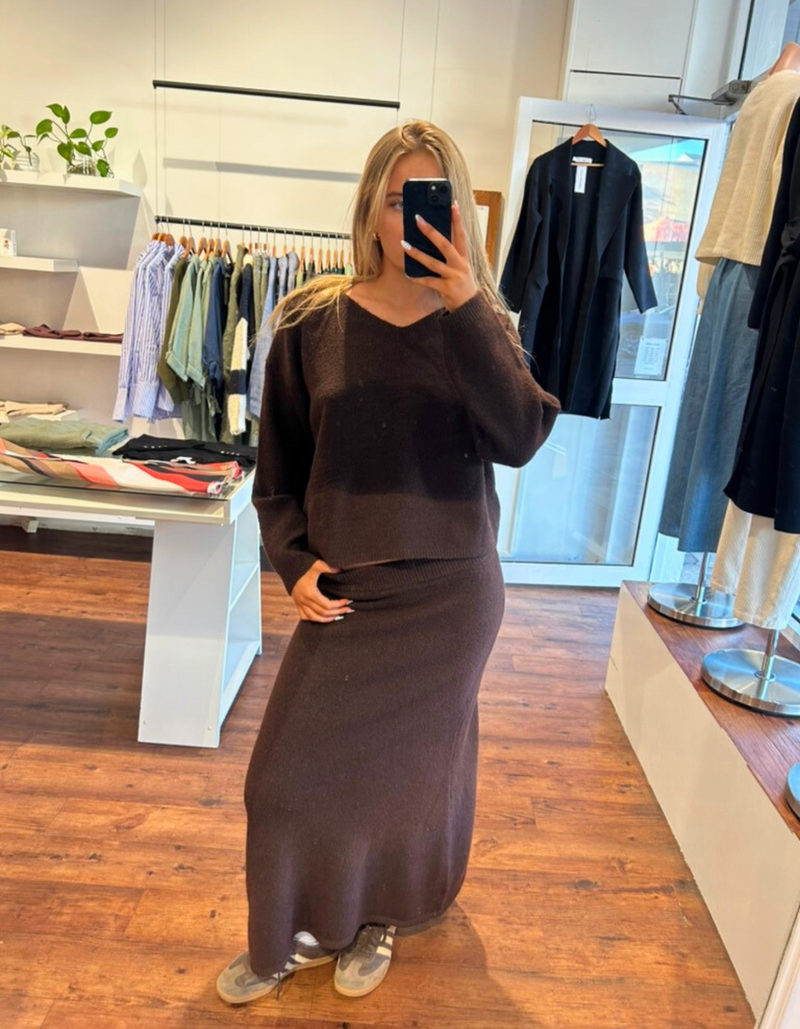Tully Lightweight Knit Skirt in Chocolate