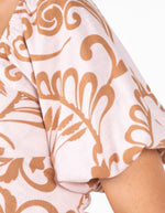 Kaitlyn Short Sleeve Sweetheart Neck Dress in White/Tan Print