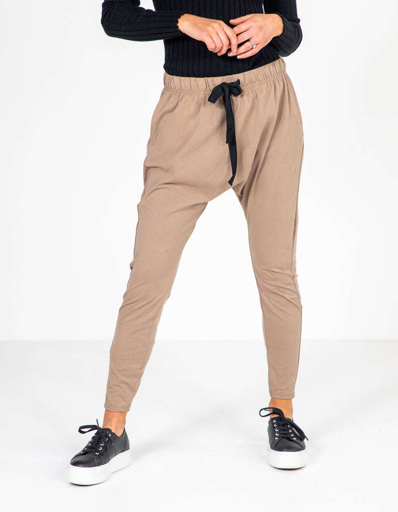 Kiera Cotton Jogger Pant in Mocha